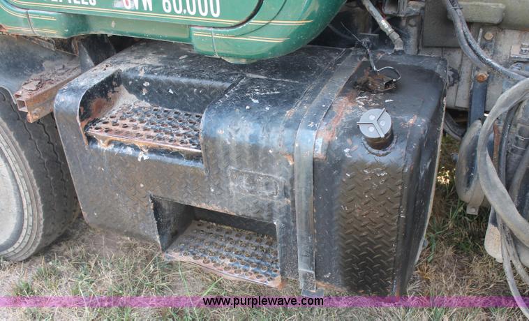 image for item C2737 1985 Mack DM685S roll off truck