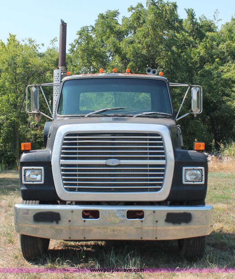image for item C2740 1988 Ford LT9000 semi truck