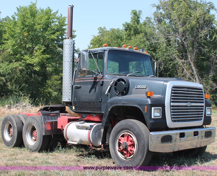 image for item C2740 1988 Ford LT9000 semi truck
