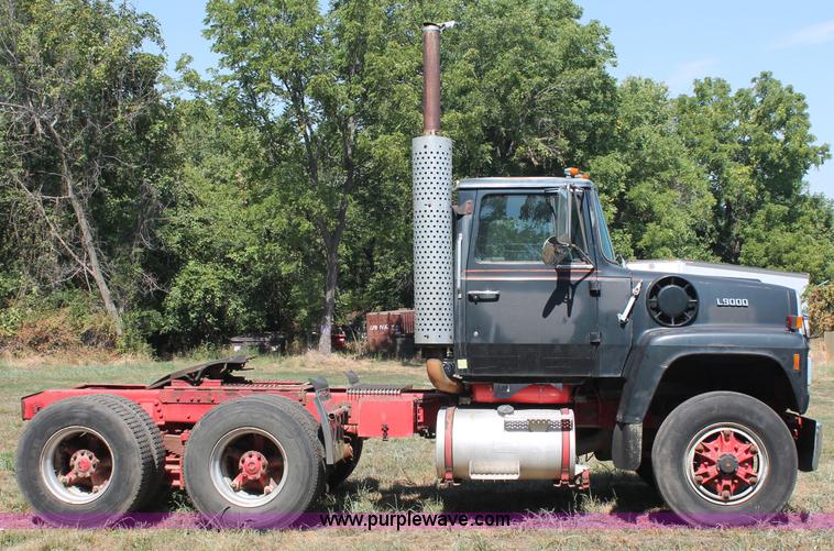 image for item C2740 1988 Ford LT9000 semi truck