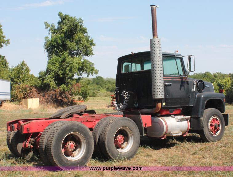 image for item C2740 1988 Ford LT9000 semi truck