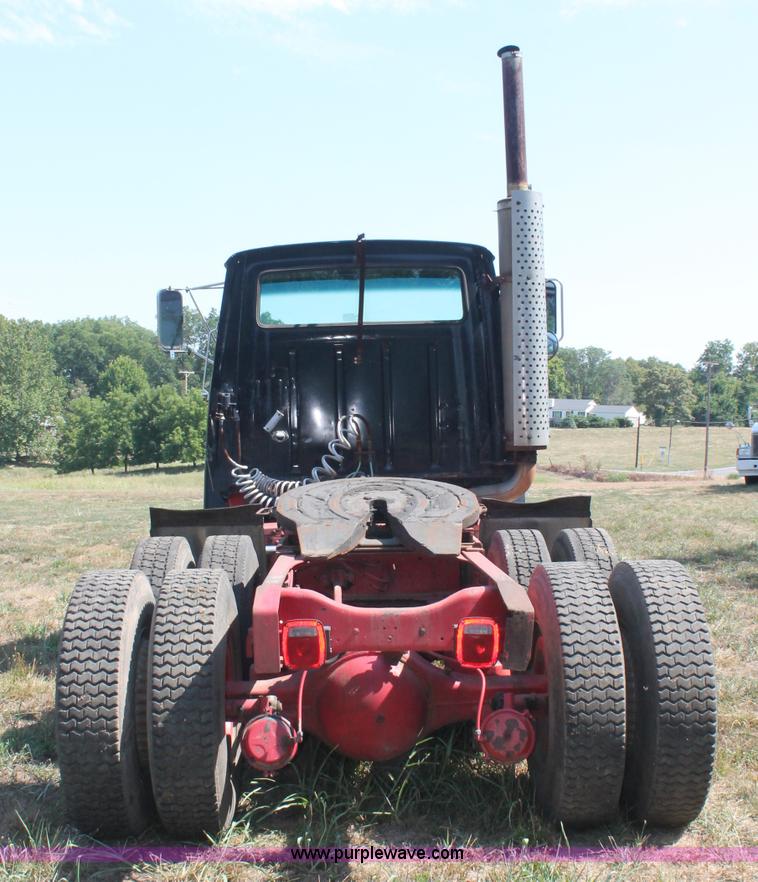 image for item C2740 1988 Ford LT9000 semi truck