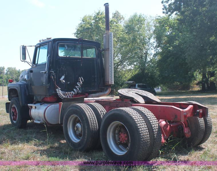 image for item C2740 1988 Ford LT9000 semi truck