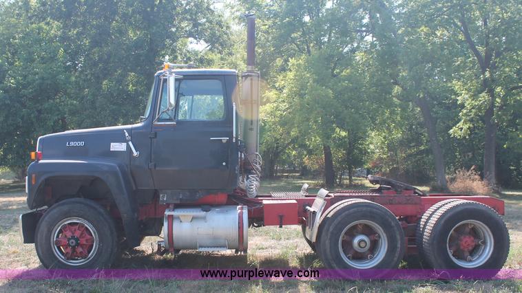 image for item C2740 1988 Ford LT9000 semi truck