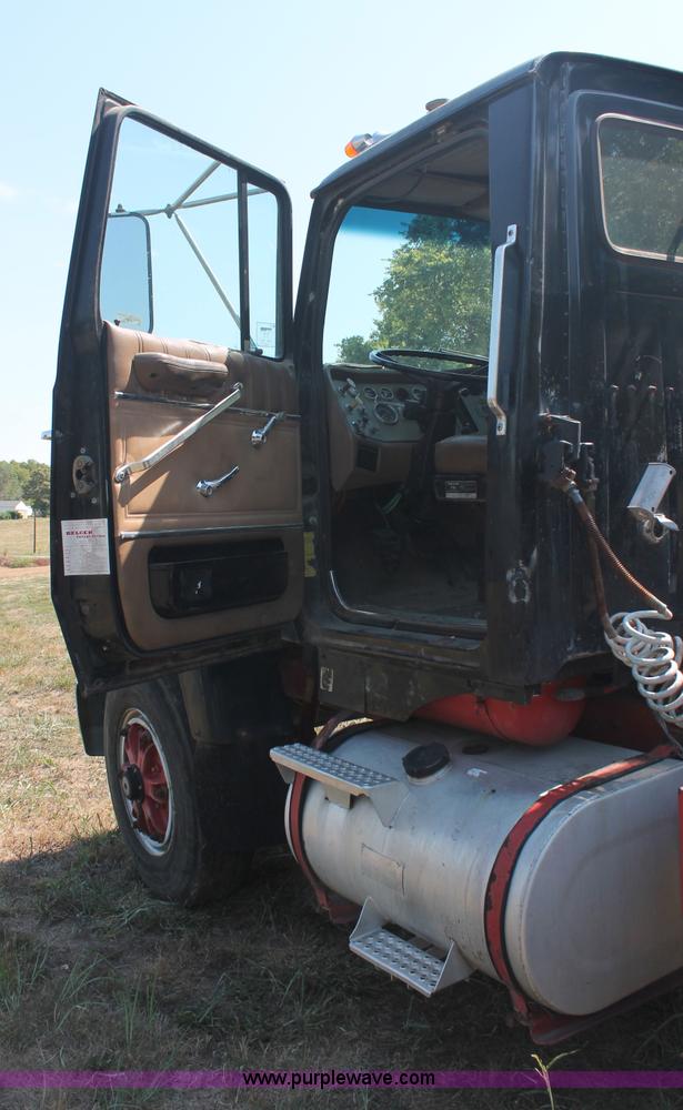 image for item C2740 1988 Ford LT9000 semi truck