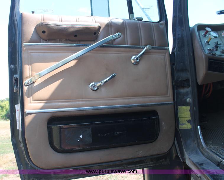 image for item C2740 1988 Ford LT9000 semi truck