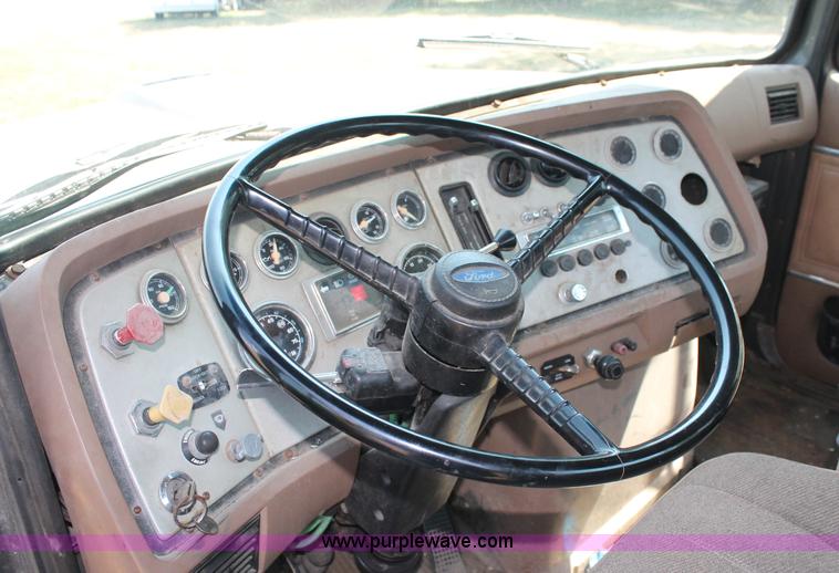 image for item C2740 1988 Ford LT9000 semi truck