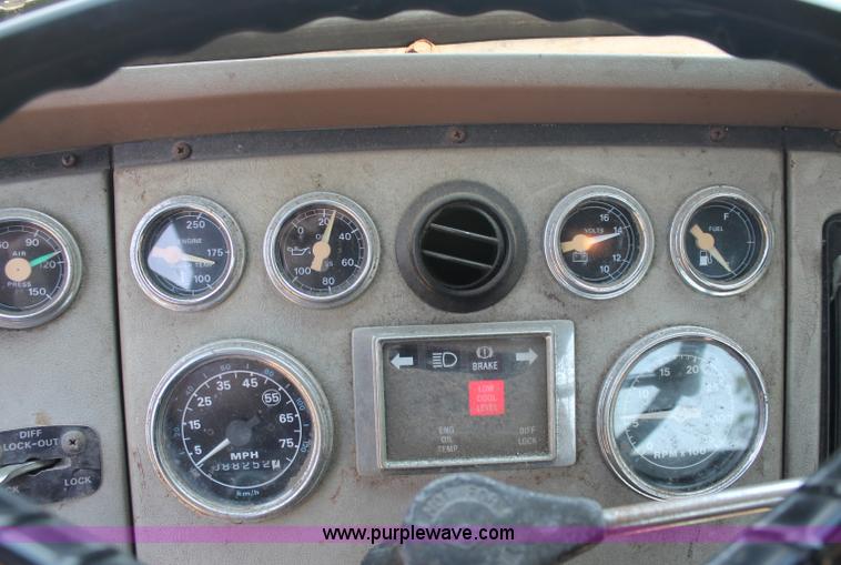 image for item C2740 1988 Ford LT9000 semi truck