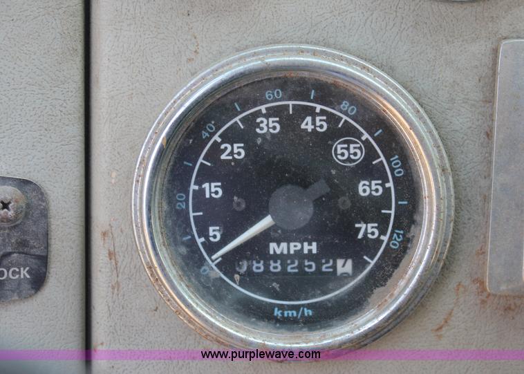 image for item C2740 1988 Ford LT9000 semi truck