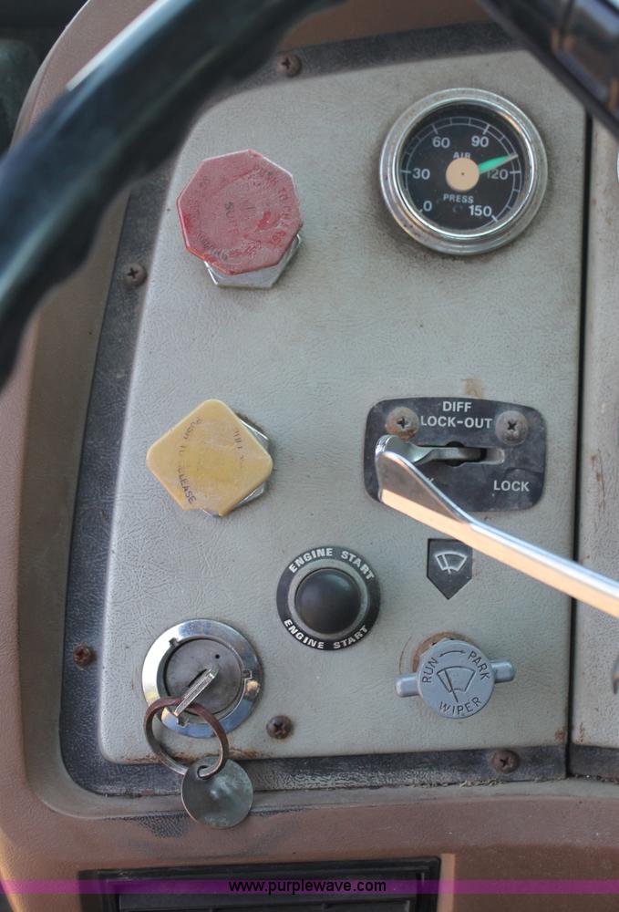 image for item C2740 1988 Ford LT9000 semi truck