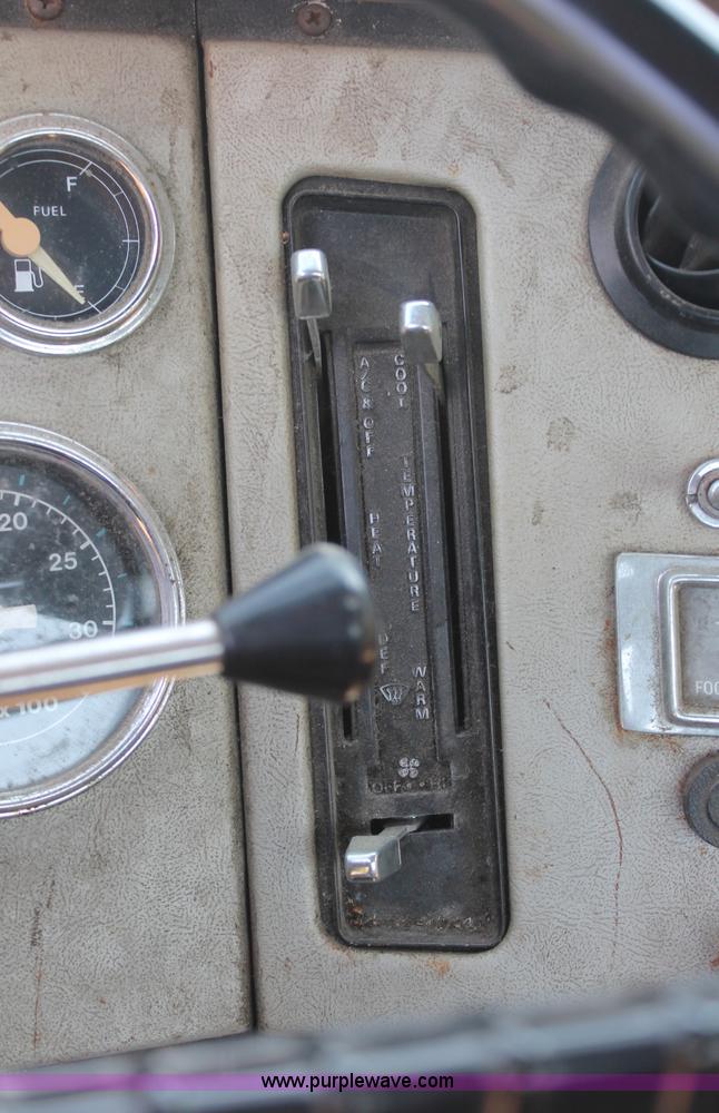 image for item C2740 1988 Ford LT9000 semi truck