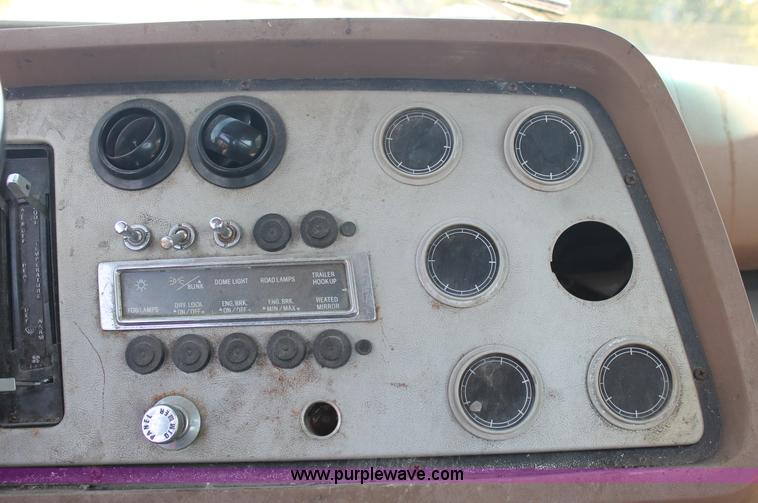 image for item C2740 1988 Ford LT9000 semi truck