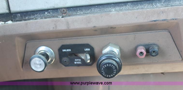 image for item C2740 1988 Ford LT9000 semi truck