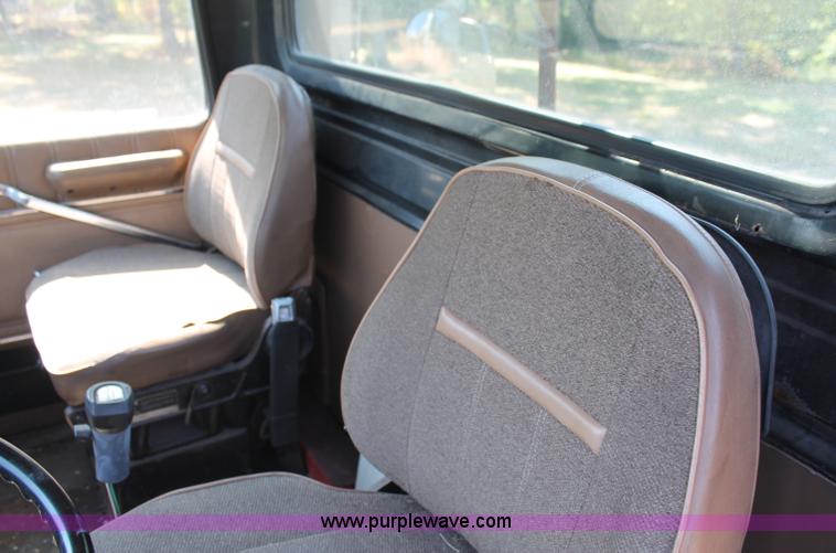 image for item C2740 1988 Ford LT9000 semi truck