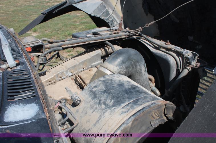 image for item C2740 1988 Ford LT9000 semi truck