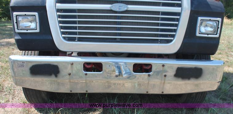 image for item C2740 1988 Ford LT9000 semi truck