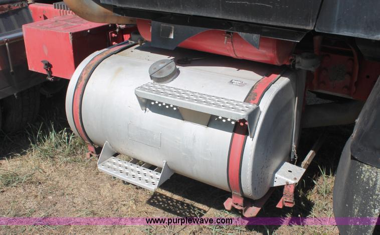 image for item C2740 1988 Ford LT9000 semi truck