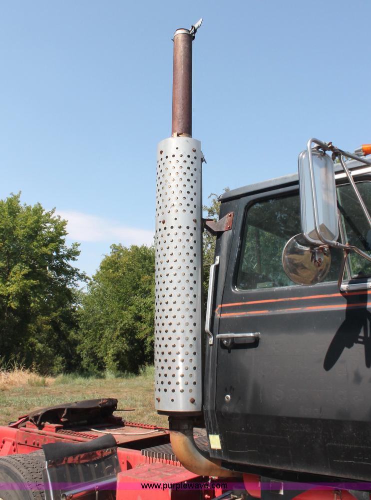 image for item C2740 1988 Ford LT9000 semi truck