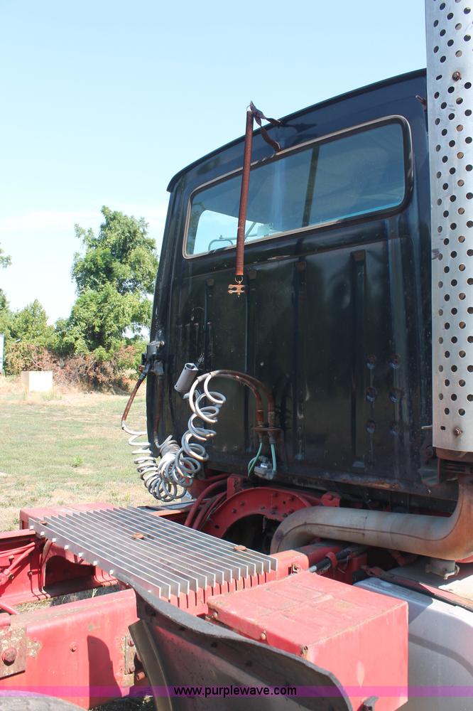 image for item C2740 1988 Ford LT9000 semi truck