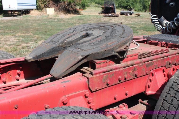 image for item C2740 1988 Ford LT9000 semi truck