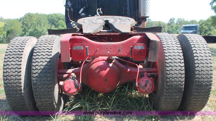 image for item C2740 1988 Ford LT9000 semi truck