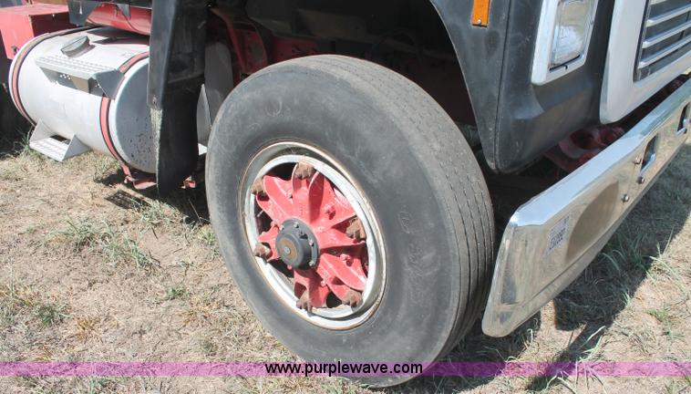 image for item C2740 1988 Ford LT9000 semi truck