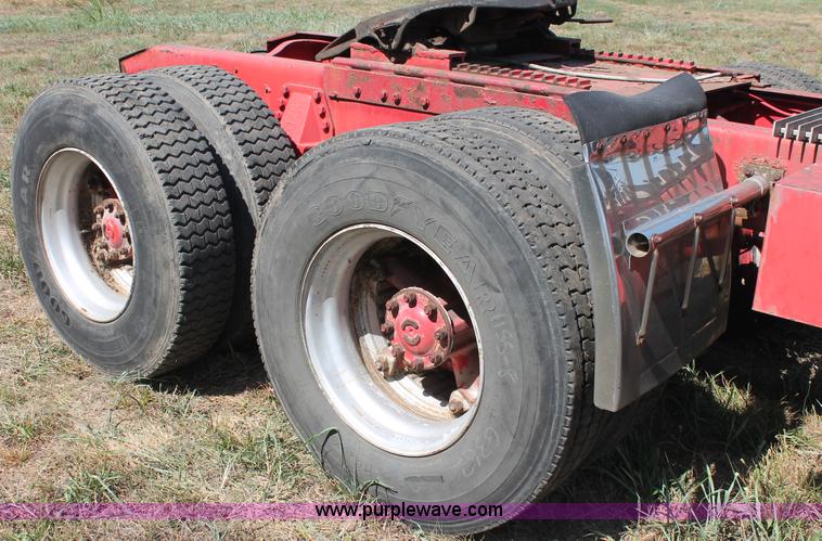 image for item C2740 1988 Ford LT9000 semi truck