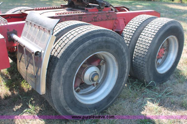 image for item C2740 1988 Ford LT9000 semi truck