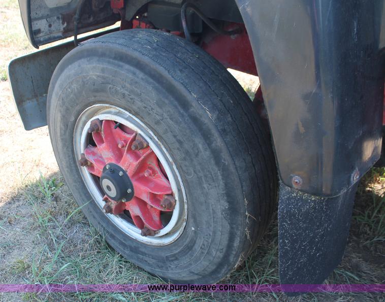 image for item C2740 1988 Ford LT9000 semi truck