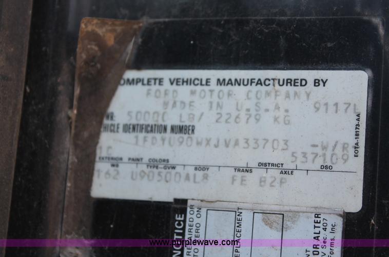 image for item C2740 1988 Ford LT9000 semi truck