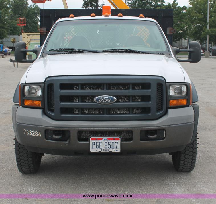 image for item C2756 2006 Ford F450 XL Super Duty flatbed pickup truck