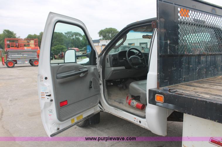 image for item C2756 2006 Ford F450 XL Super Duty flatbed pickup truck