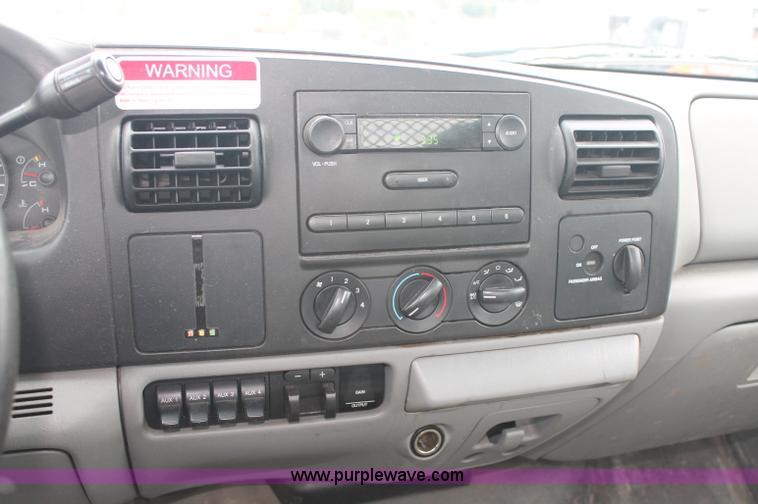 image for item C2756 2006 Ford F450 XL Super Duty flatbed pickup truck