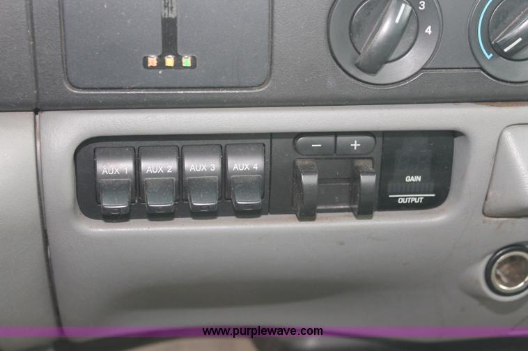 image for item C2756 2006 Ford F450 XL Super Duty flatbed pickup truck