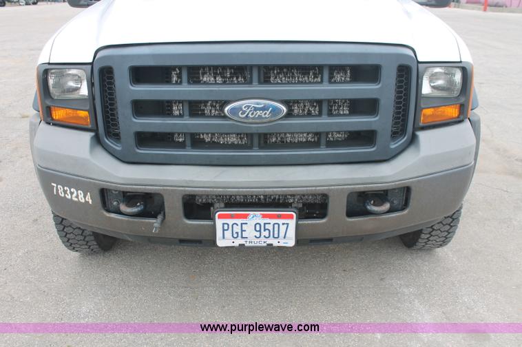 image for item C2756 2006 Ford F450 XL Super Duty flatbed pickup truck