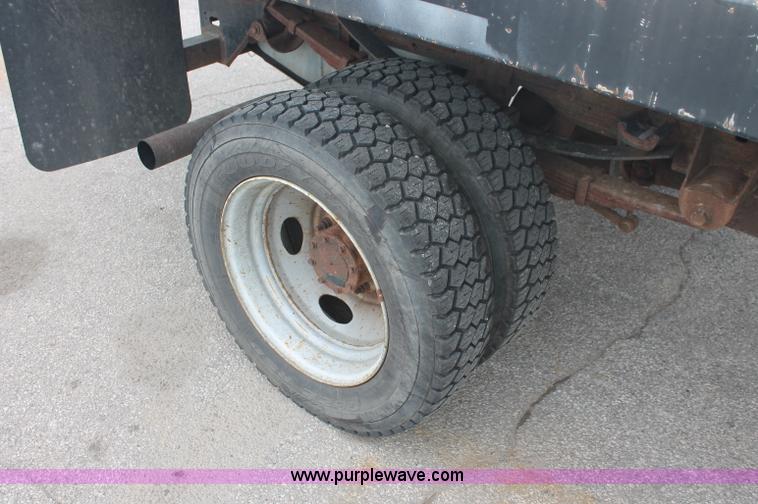 image for item C2756 2006 Ford F450 XL Super Duty flatbed pickup truck