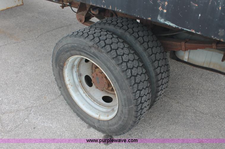 image for item C2756 2006 Ford F450 XL Super Duty flatbed pickup truck