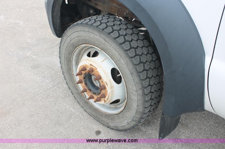 image for item C2756 2006 Ford F450 XL Super Duty flatbed pickup truck