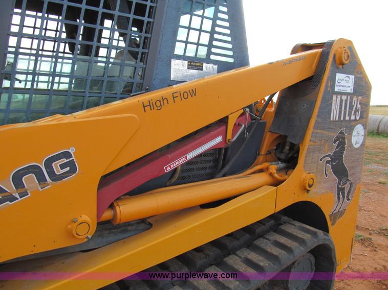 image for item C3527 2004 Mustang MTL25 high flow track skid steer