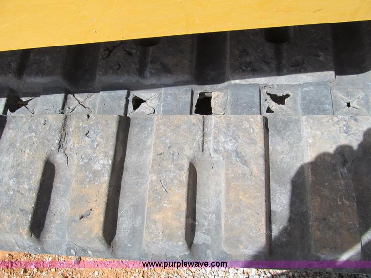 image for item C3527 2004 Mustang MTL25 high flow track skid steer