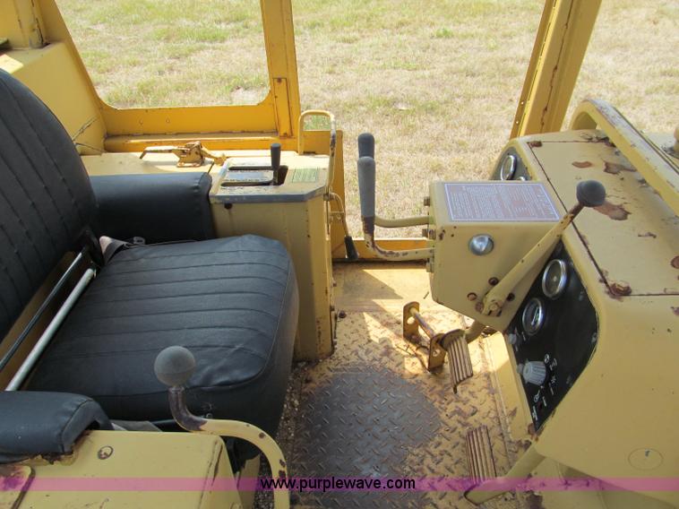 image for item E2003 1985 Caterpillar D6D dozer