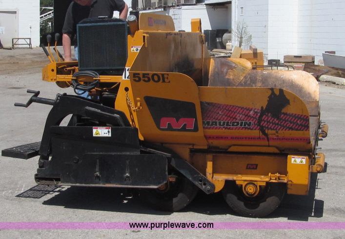 image for item F3016 2002 Mauldin 550E asphalt paver