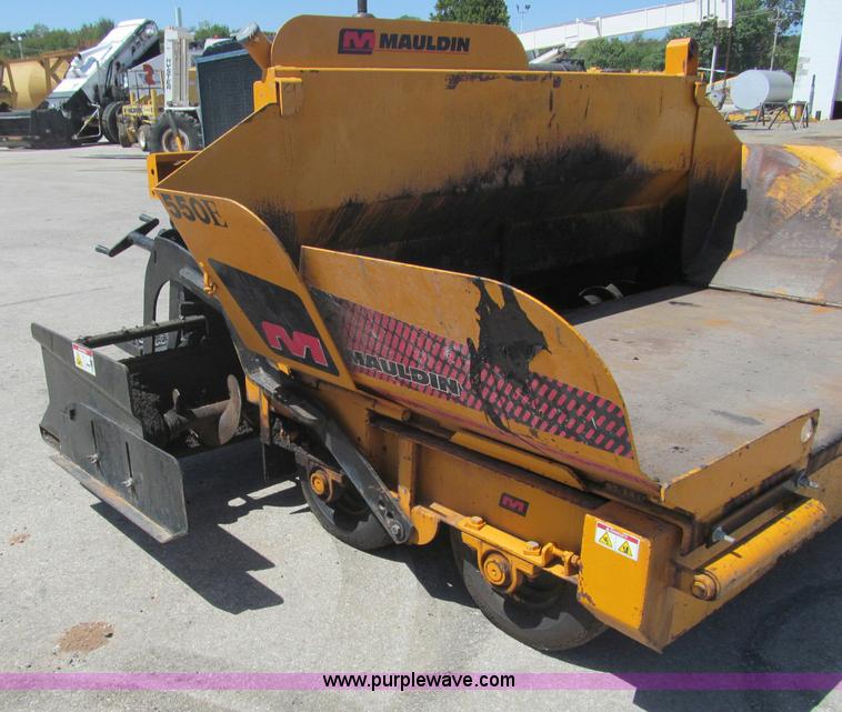 image for item F3016 2002 Mauldin 550E asphalt paver