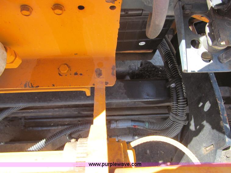 image for item F3016 2002 Mauldin 550E asphalt paver