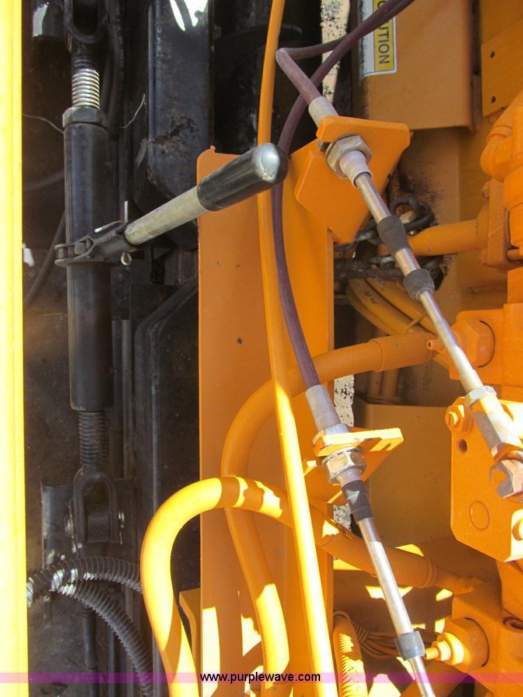 image for item F3016 2002 Mauldin 550E asphalt paver