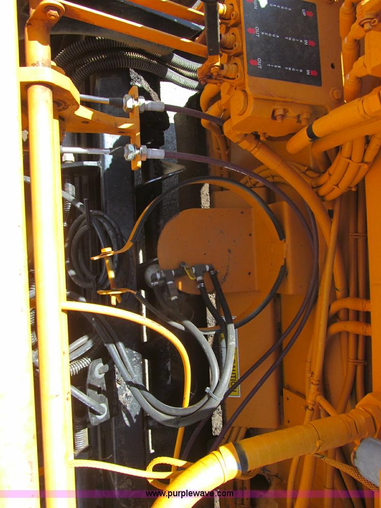 image for item F3016 2002 Mauldin 550E asphalt paver