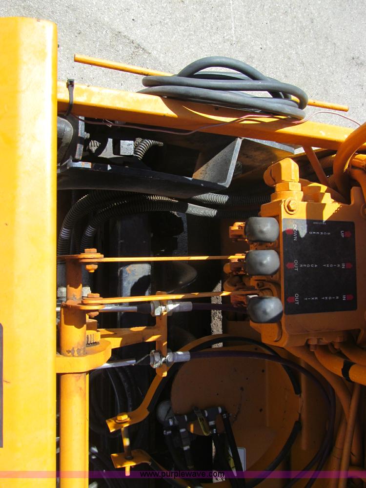 image for item F3016 2002 Mauldin 550E asphalt paver