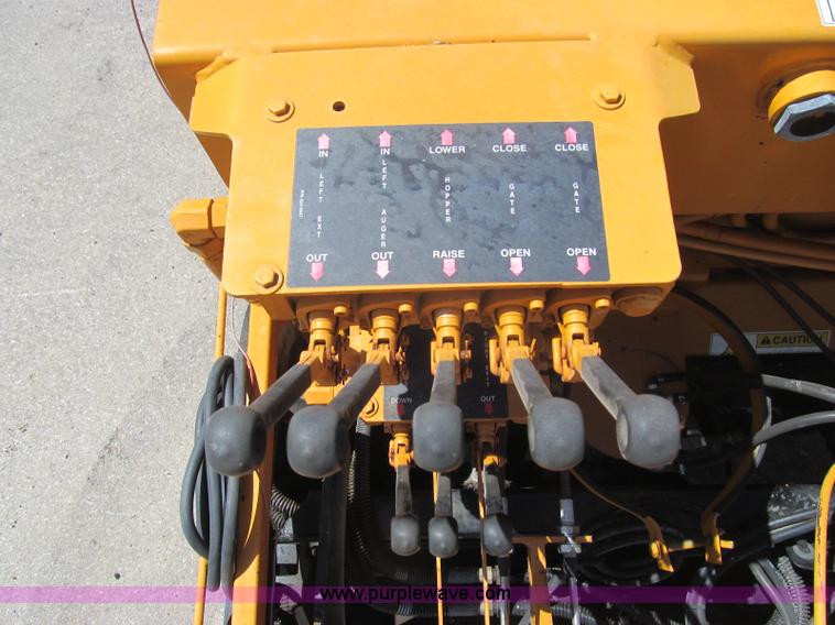 image for item F3016 2002 Mauldin 550E asphalt paver