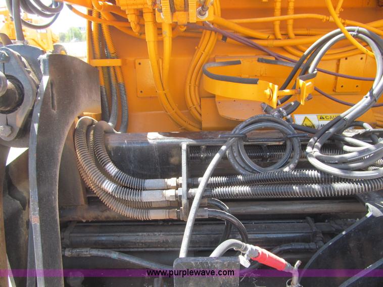 image for item F3016 2002 Mauldin 550E asphalt paver