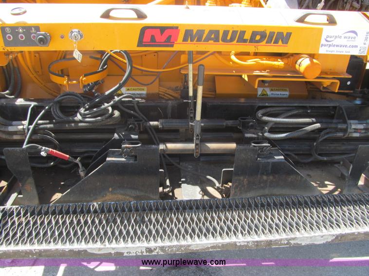 image for item F3016 2002 Mauldin 550E asphalt paver